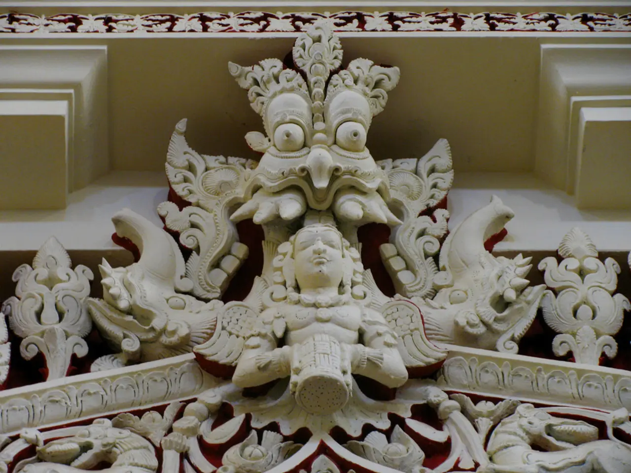 Creative Monstera Usage: Elevate Your Home's Tropical Ambience with These 10 Decor Ideas