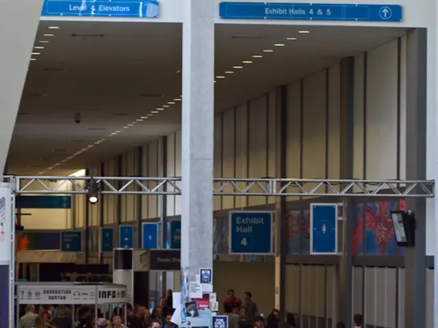 Sisters at El Prat Airport: Time for a Withdrawal