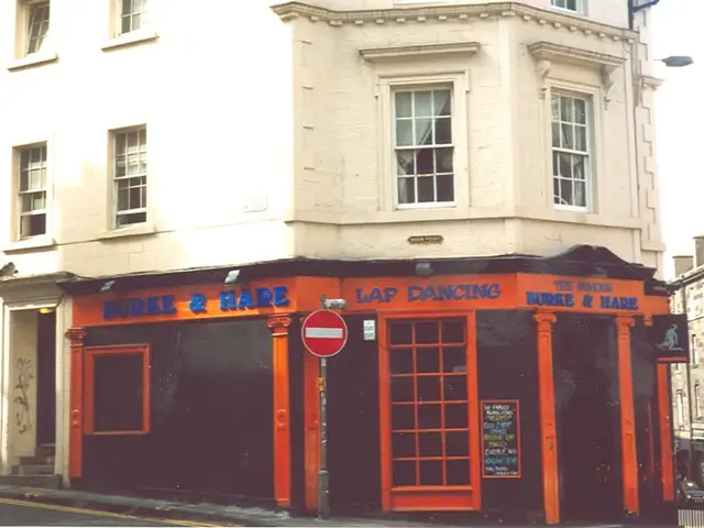 Construction lacking a doorstep or entrance ramp